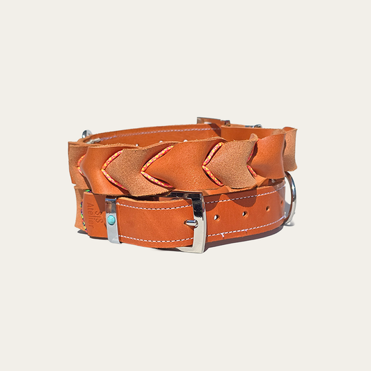 Kwispel – Bruine leren hondenhalsband met oranje paracord